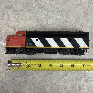 Vintage Bachmann HO scale Canadian National diesel locomotive #9162